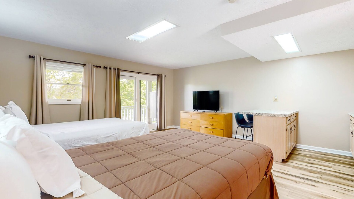 Baneberry Apartment | Golf view, 2nd-floor studio with balcony, game room & gym - walk to Douglas Lake