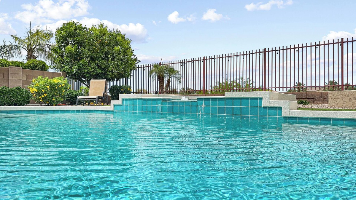 Seville House | Golf Views, Heated Pool, Spa, Grass, Games FUN!