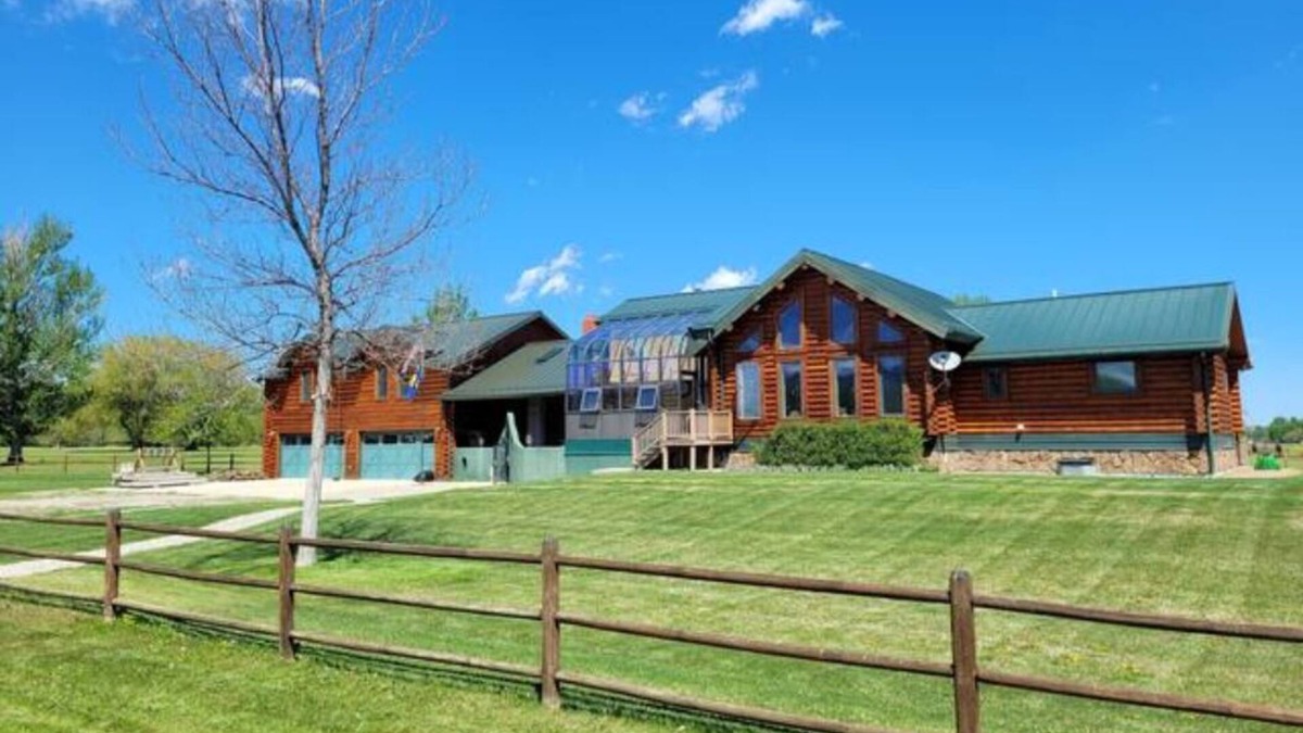Warmsprings House | Golfcourse Getaway - Spacious and Relaxing Log Home