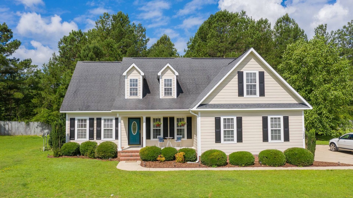 Hope Mills House | Golfer's Haven I Gym I Backyard Entertainment area I Golf Cart I PS3 gaming