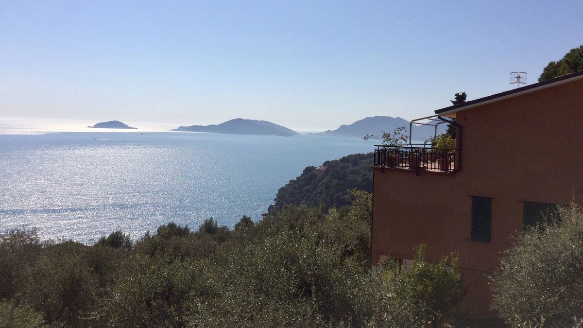 Tellaro Apartment | Golfo dei Poeti apartment with terrace and shared swimming pool