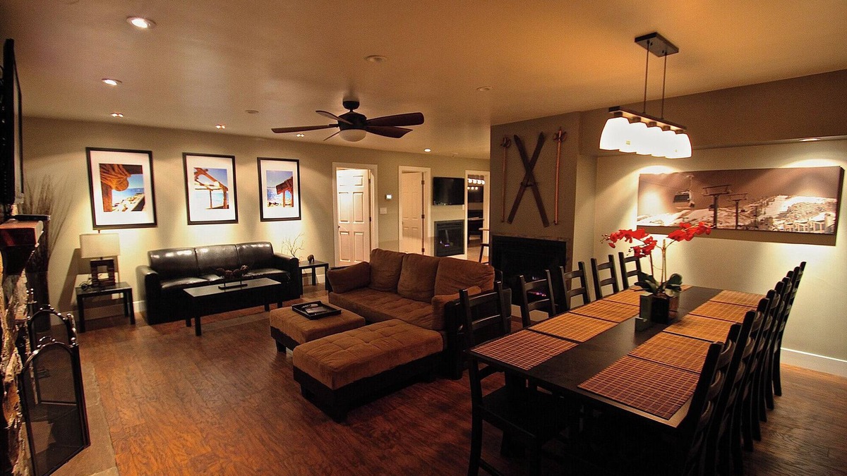 Lakeside Park Villa | Gondola Lodge Main House Downstairs 2 Bedrooms