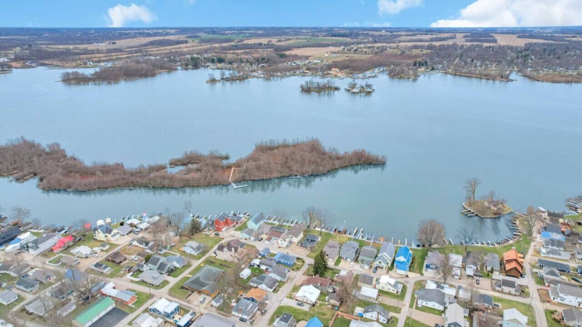 Buckeye Lake House | Gone Fishing: 12 minute walk to crane lake beach