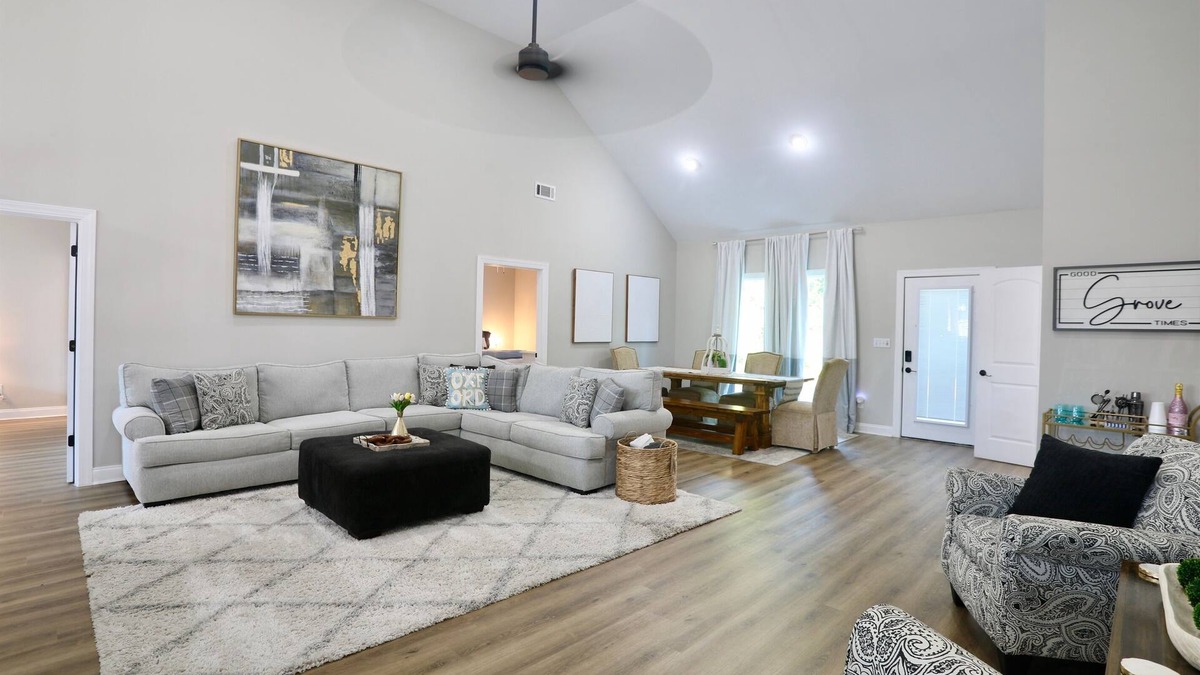 Oxford House | Good Grove Times – 4 King Suites + Porch Swing!