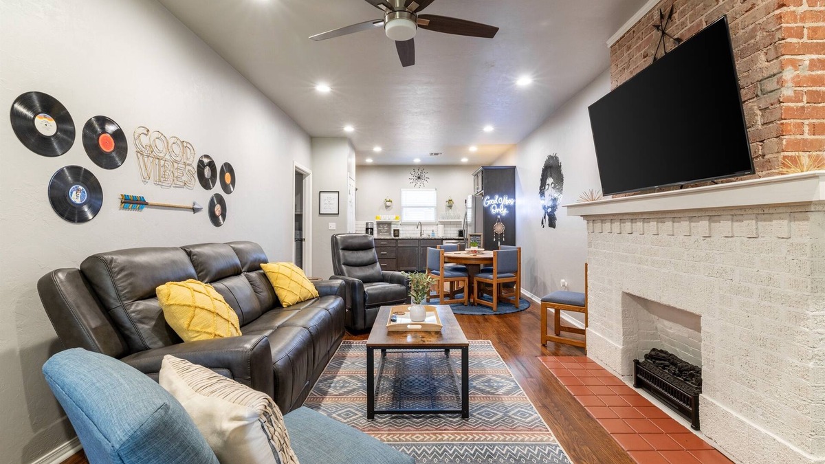 Chickasha House | Good Vibes Chickasha | Fiber | Dog Friendly | W/D