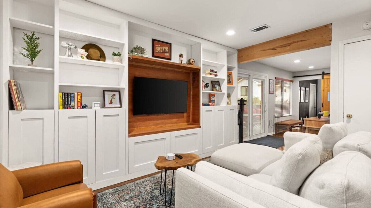 Holly House | Good Vibrations at the East Side Rose