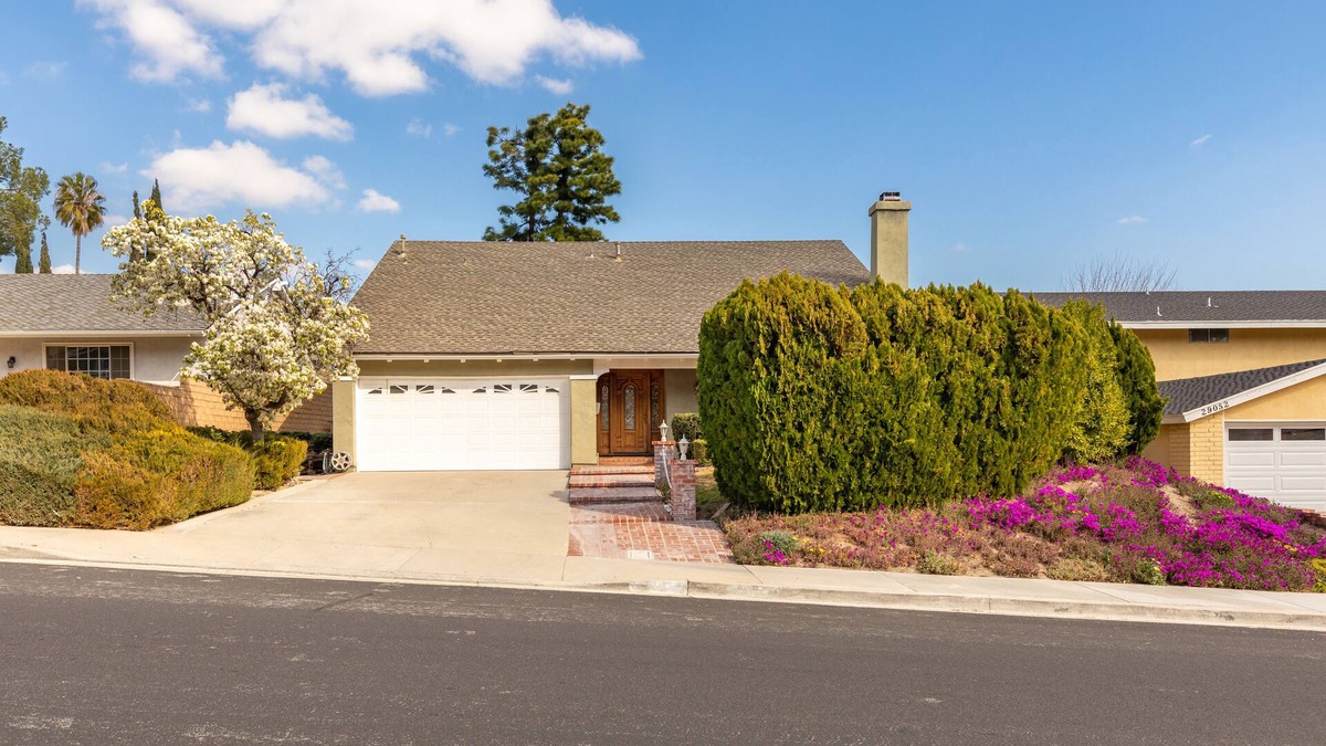 Canyon Country House | GOODE.HOMES - Luxury Home w/Beautiful Garden