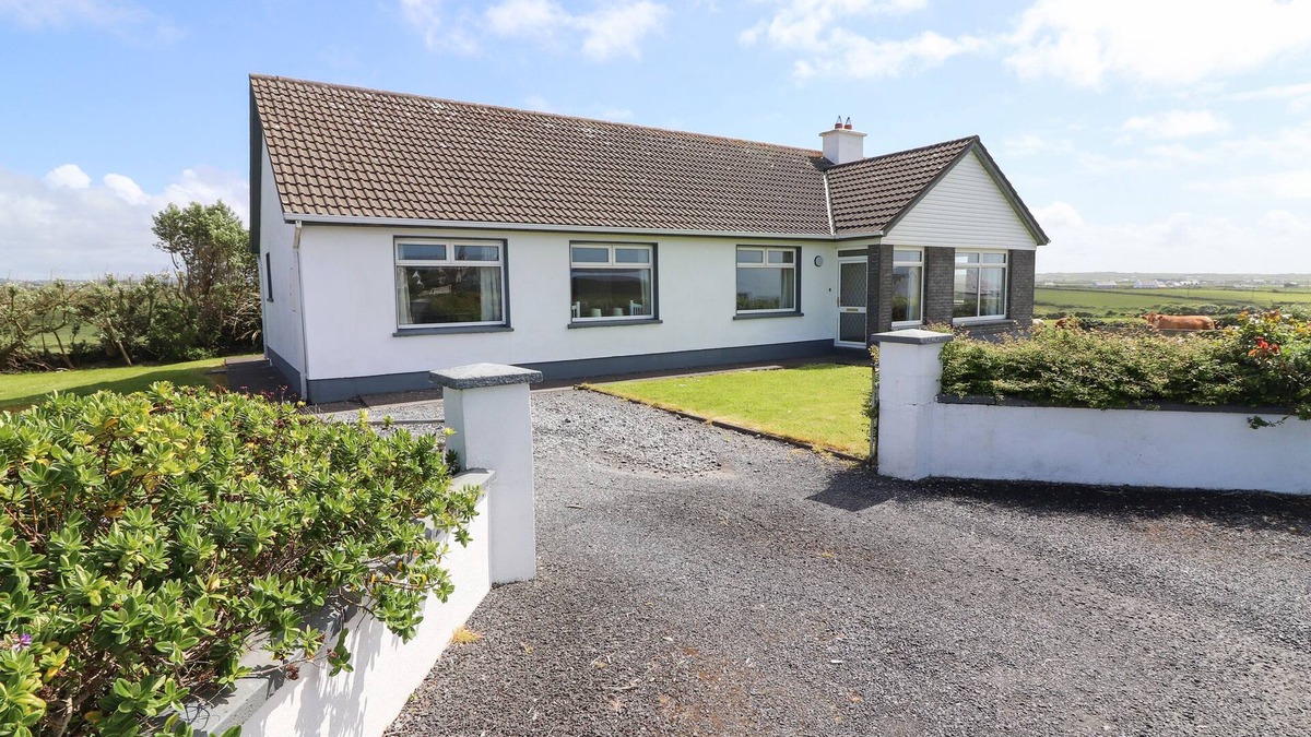 Spanish Point Cottage | GOODLANDS COTTAGE, pet friendly in Miltown Malbay, County Clare