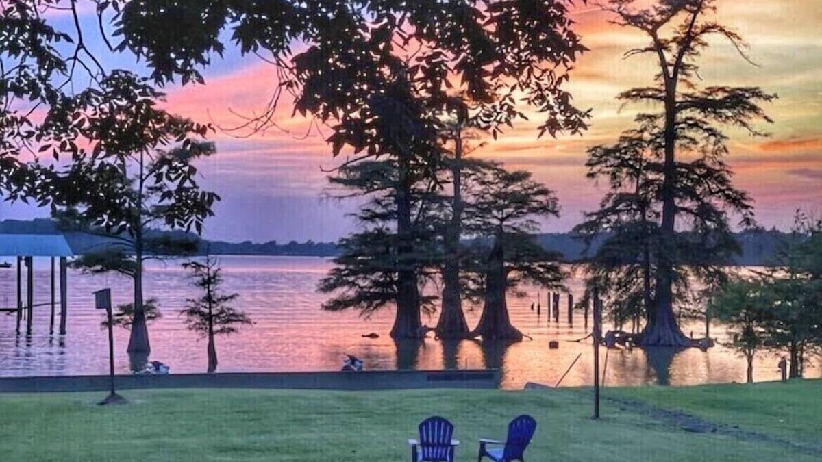 Dundee House | ðGoodnight Moon resting on the banks of Moon Lake near Clarksdale MS & Helena AR