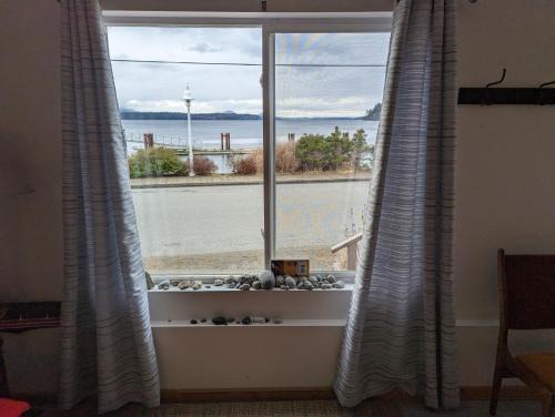 Alert Bay Hotel | Gordie's Inn & Suites