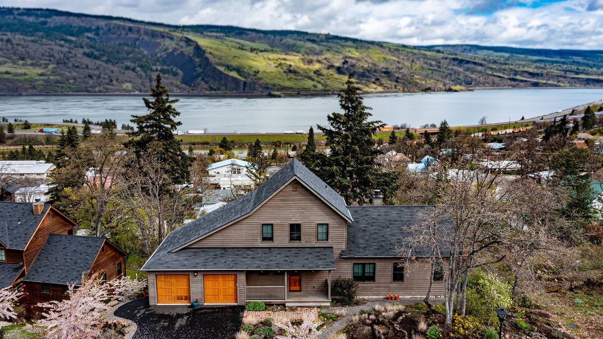 Mosier House | "Gorge Panorama" - Luxury Craftsman Home with Breathtaking Columbia River Views