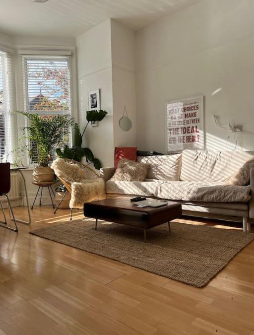 Twickenham Riverside Apartment | Gorgeous 1 bed flat near Richmond Bridge.