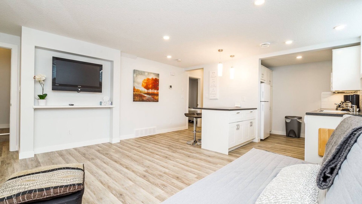 Northeast Edmonton House | Gorgeous 2 bed suite centrally located in Edmonton