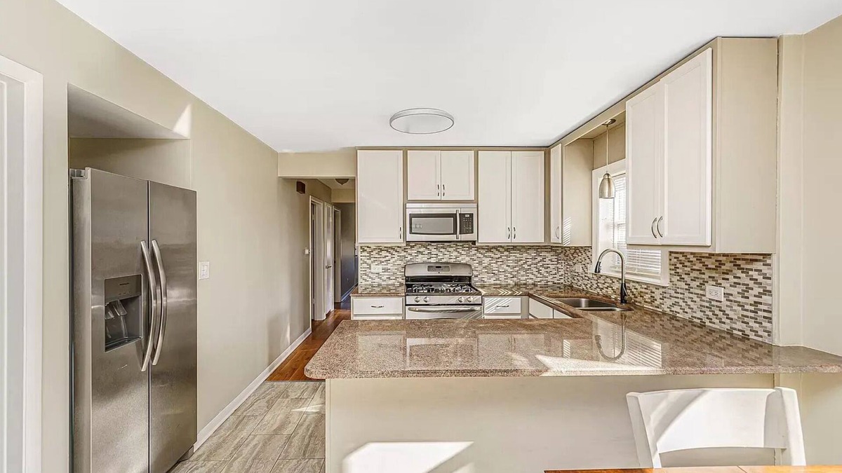 Forest Glen Apartment | Gorgeous 3-bedroom apartment in Jefferson Park, Chicago