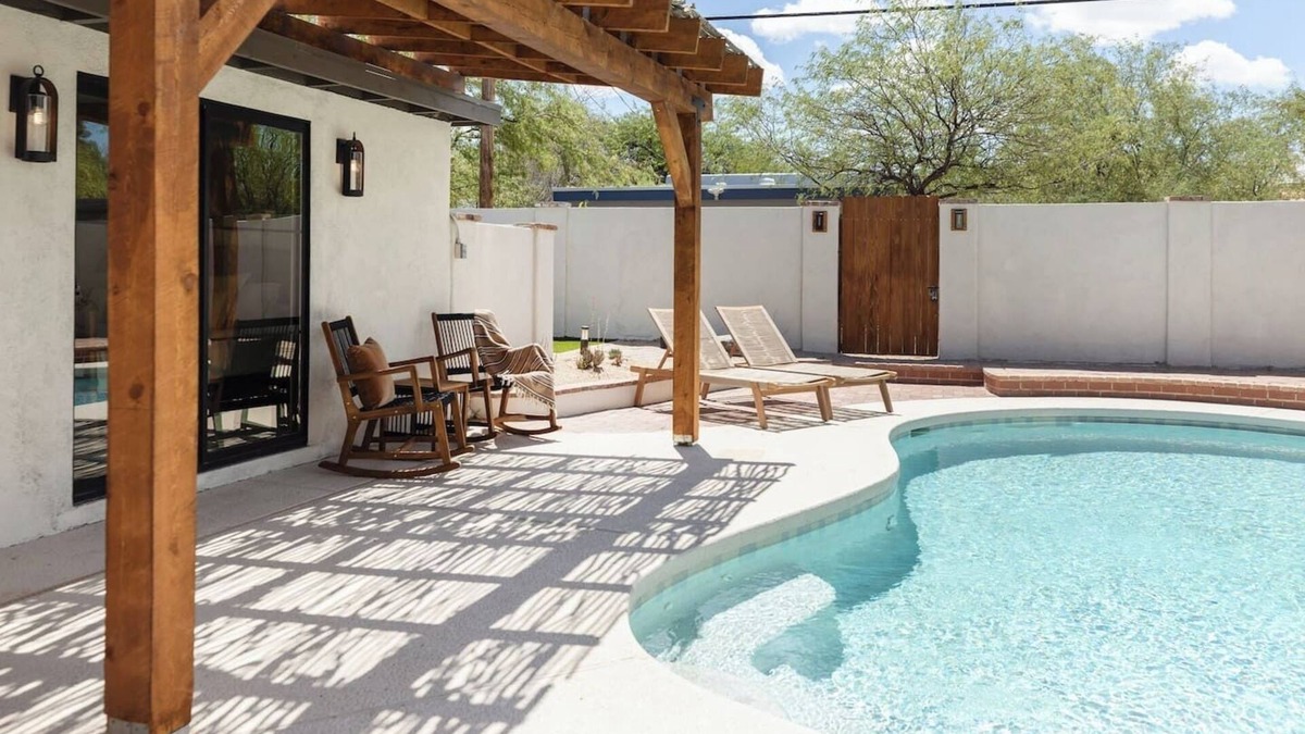 Blenman-Elm House | Gorgeous 3br/2bath home with 1br/1bath casita w/plenty of space to relax.