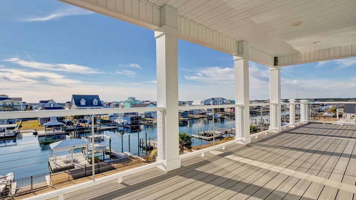 Surf City House | Gorgeous 4 Bedroom Canal Front House