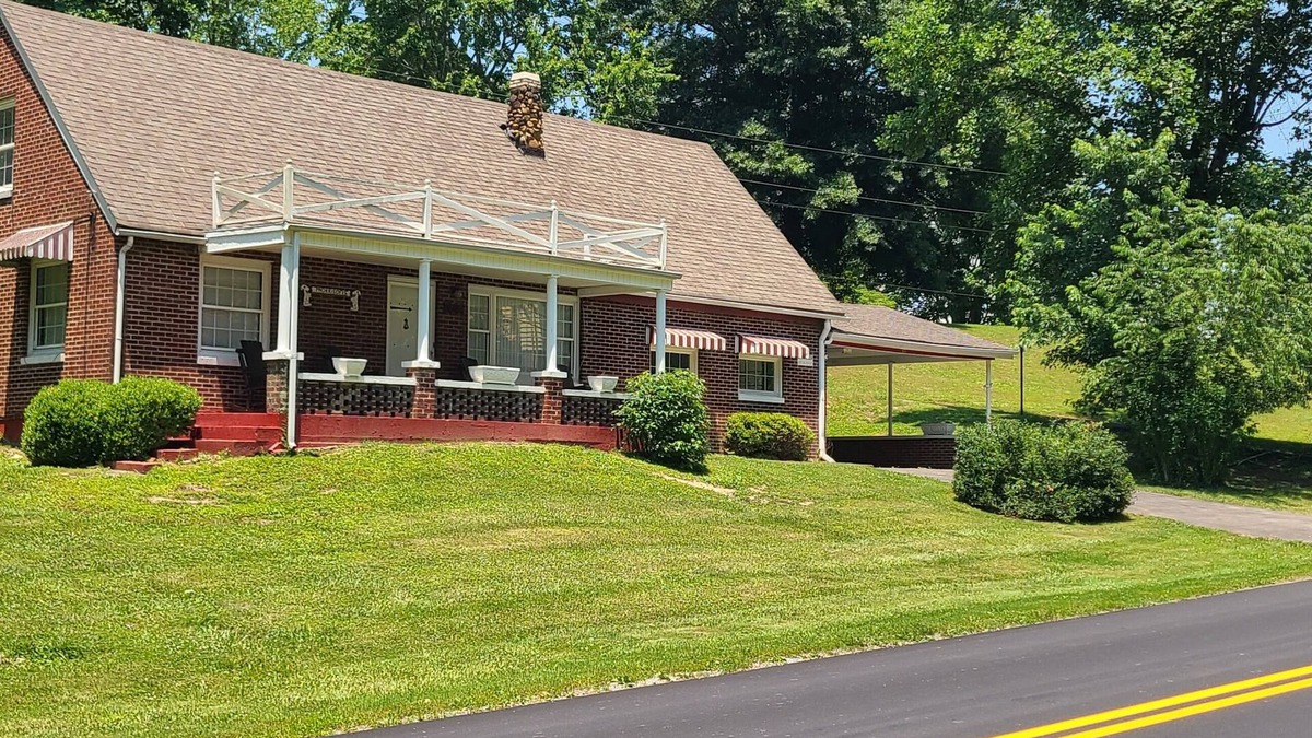 Middlesboro House | Gorgeous 4-bedroom house in Middlesboro KY with WiFi, AC. Minutes from LMU