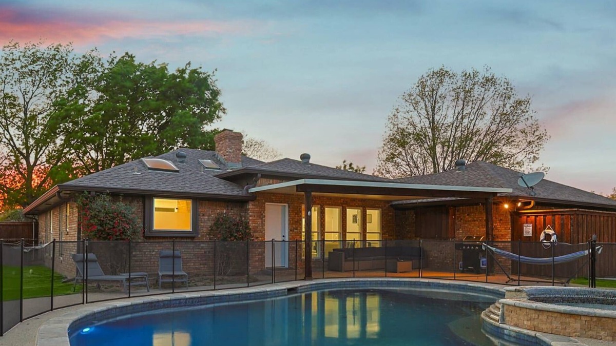 Denton House | Gorgeous 4BR Home with Huge Yard, Pool
