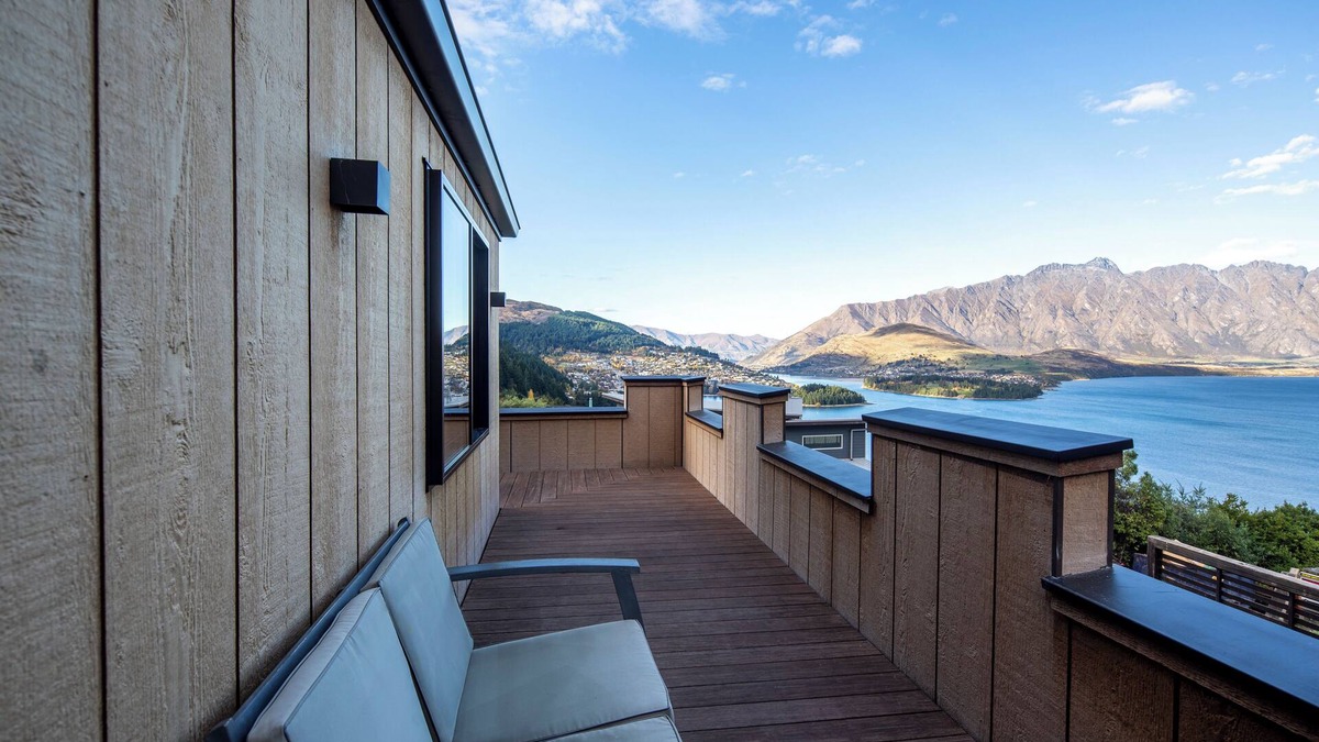 Fernhill House | Gorgeous 5-bedroom house with hot tub in Queenstown