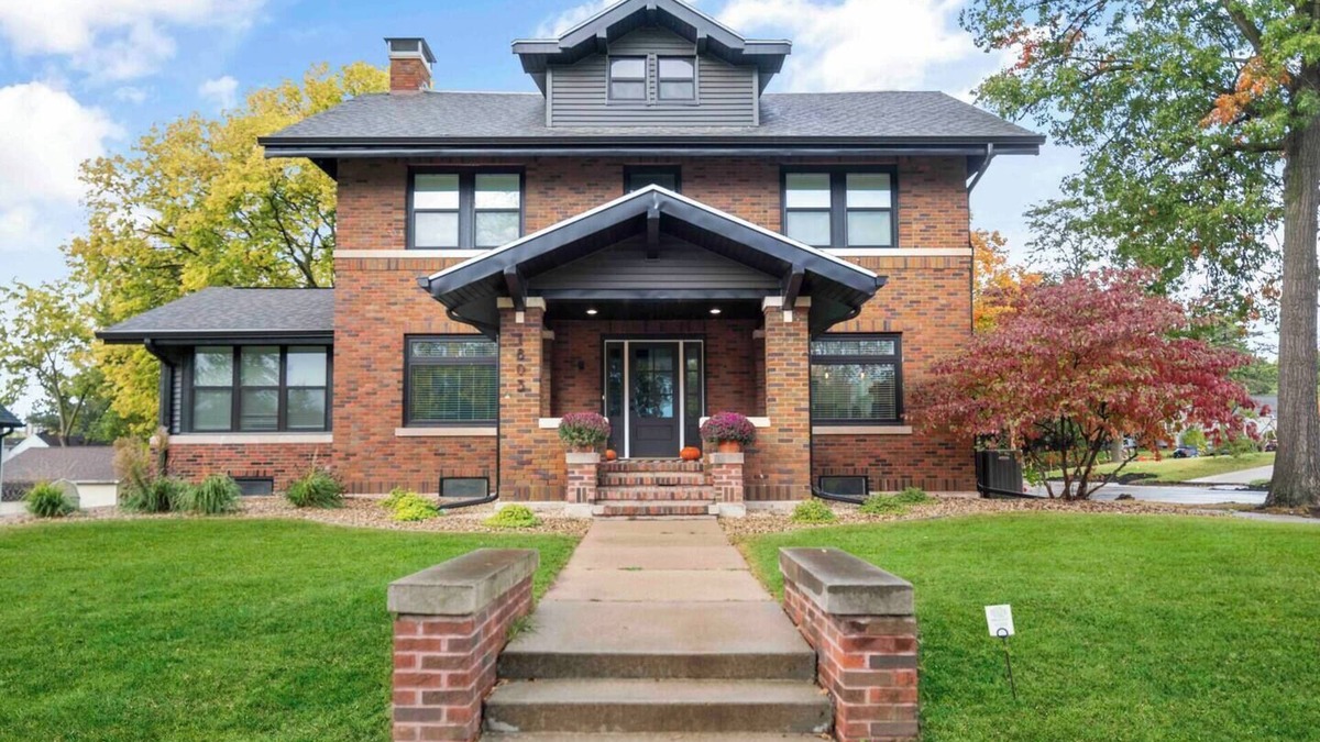 Cedar Falls House | Gorgeous 5-bedroom, remodeled, historic home in Cedar Falls