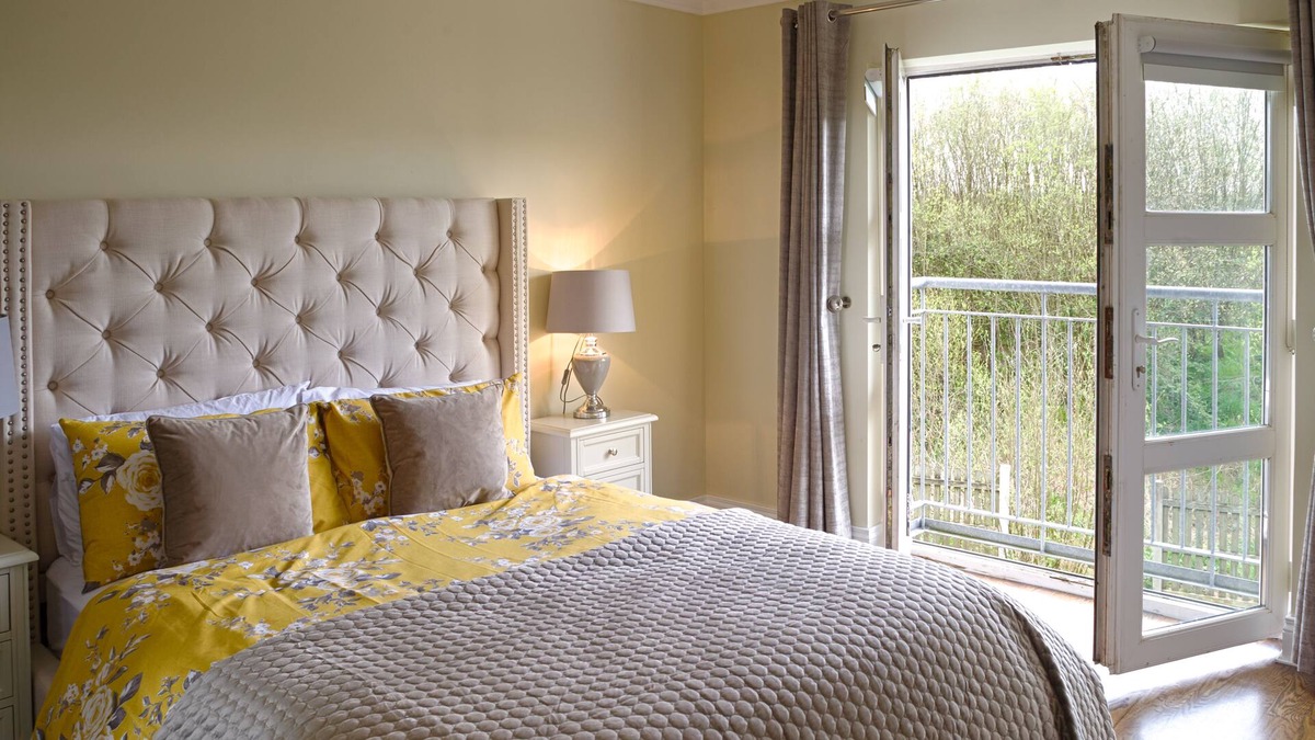Dromod House | Gorgeous 5BD 5BA in quaint village with marina in Leitrim