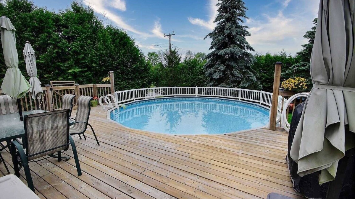Victoria Harbour Cottage | Gorgeous and spacious Winfield Chalet just steps away from Georgian Bay!