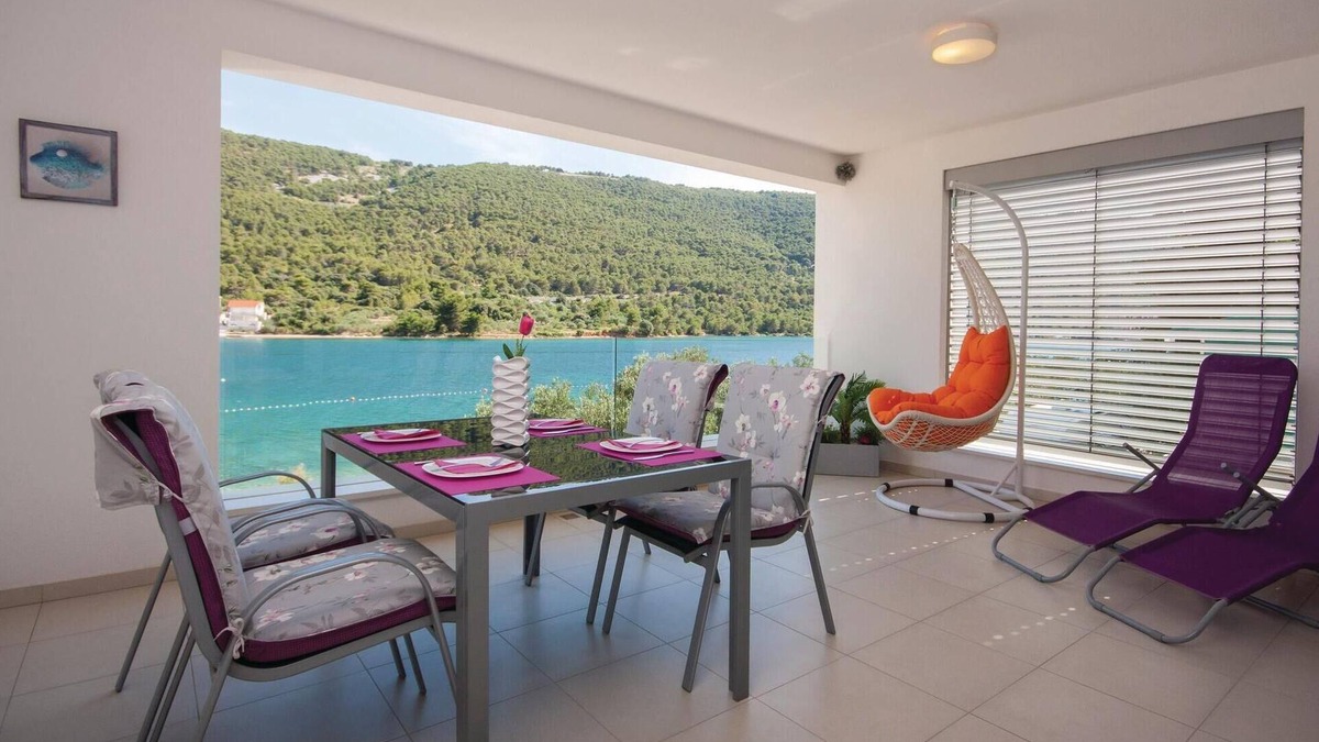 Grebastica Apartment | Gorgeous apartment in Grebastica