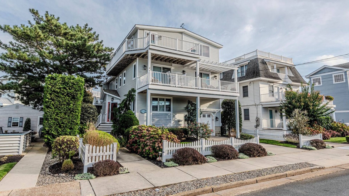 Avalon House | Gorgeous beach block single family home with fantastic views of the ocean.