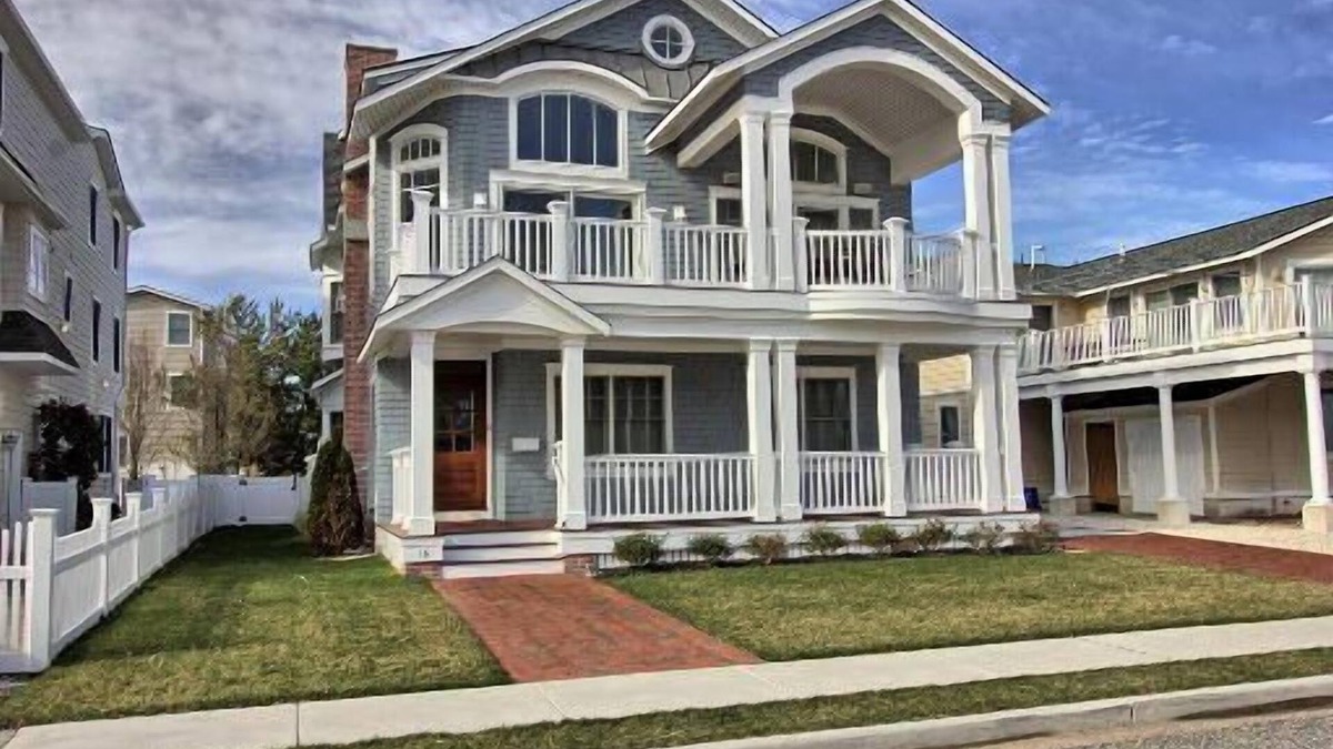 Avalon House | GORGEOUS BEACHBLOCK HOME WITH OCEANVIEWS, HEATED SWIMMING POOL AND ELEVATOR!