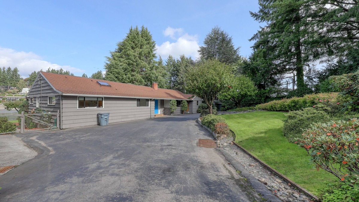 Gig Harbor House | Gorgeous beachfront house w/incredible Olympic Mountain views - dogs welcome