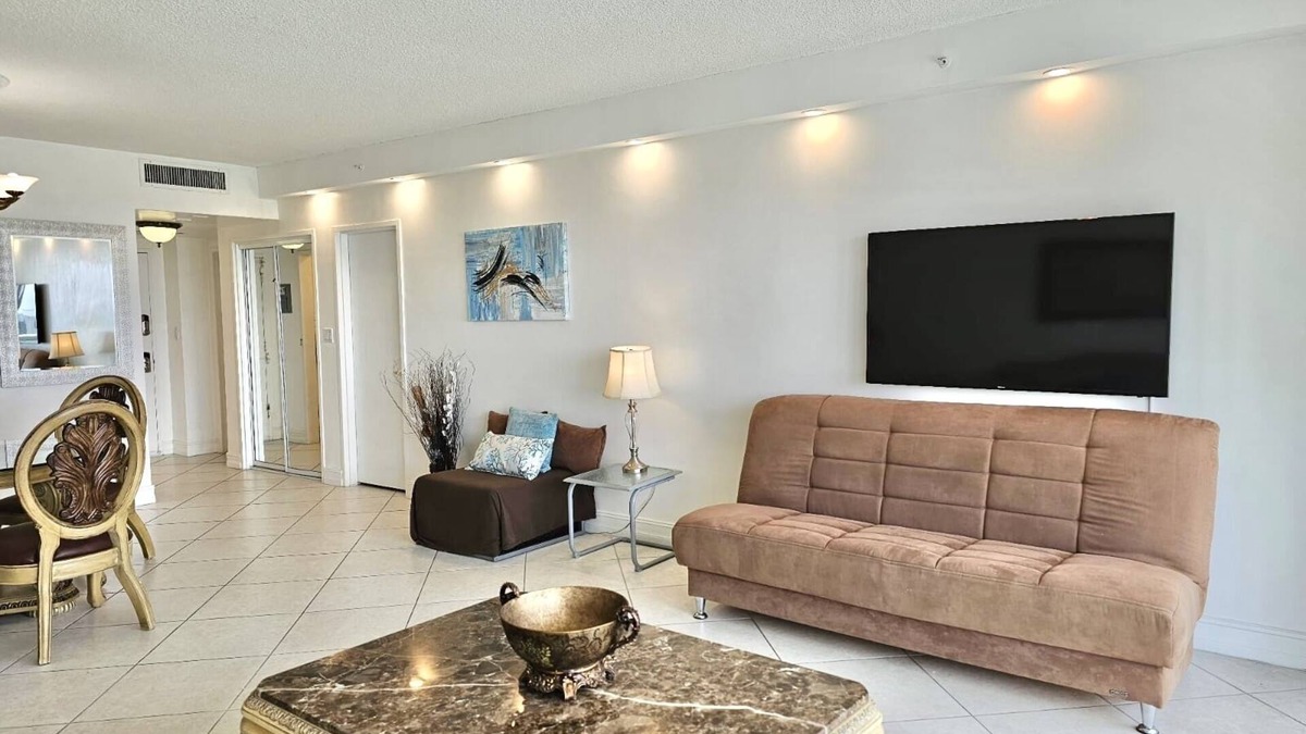 La Gorce Condo | Gorgeous Beachfront Pavilion Condominium 4pax with Pool, GYM, Free Valet Parking
