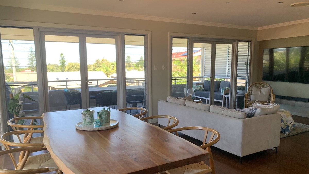 Redhead House | Gorgeous beachside location, modern spacious with easy stroll beaches and cafes.