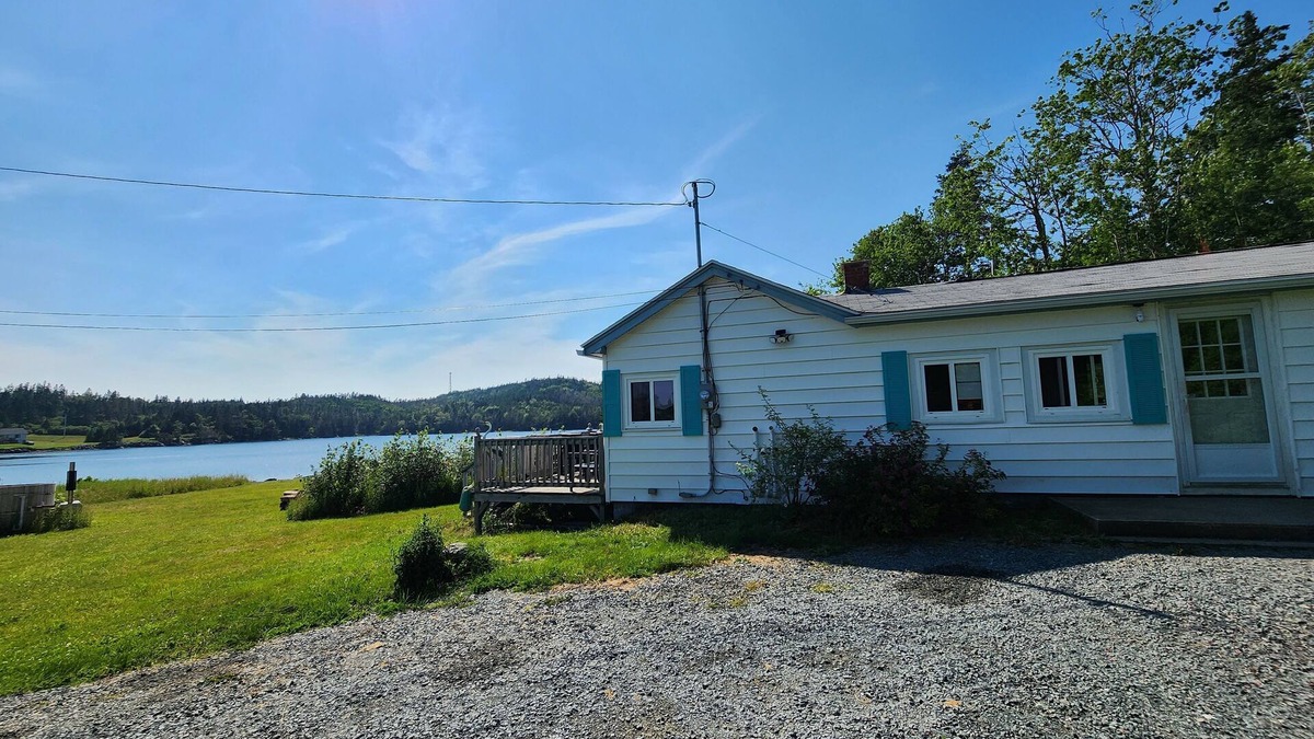 Halifax County Cottage | Gorgeous Cottage on the waterfront lake