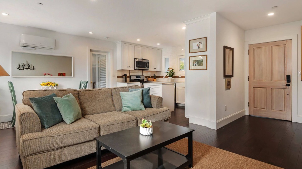 Upper East Condo | Gorgeous California Comfort - King Bed - Walk to Downtown and Parks!