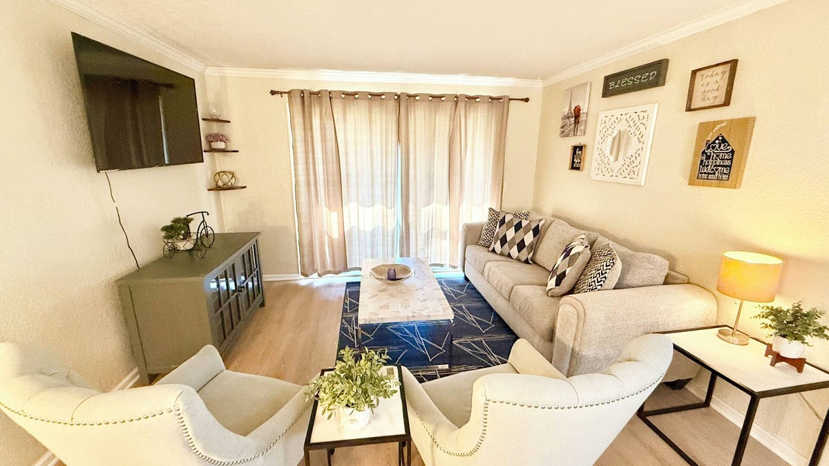 St. Nicholas Condo | Gorgeous Condo! Very peaceful and Safe!