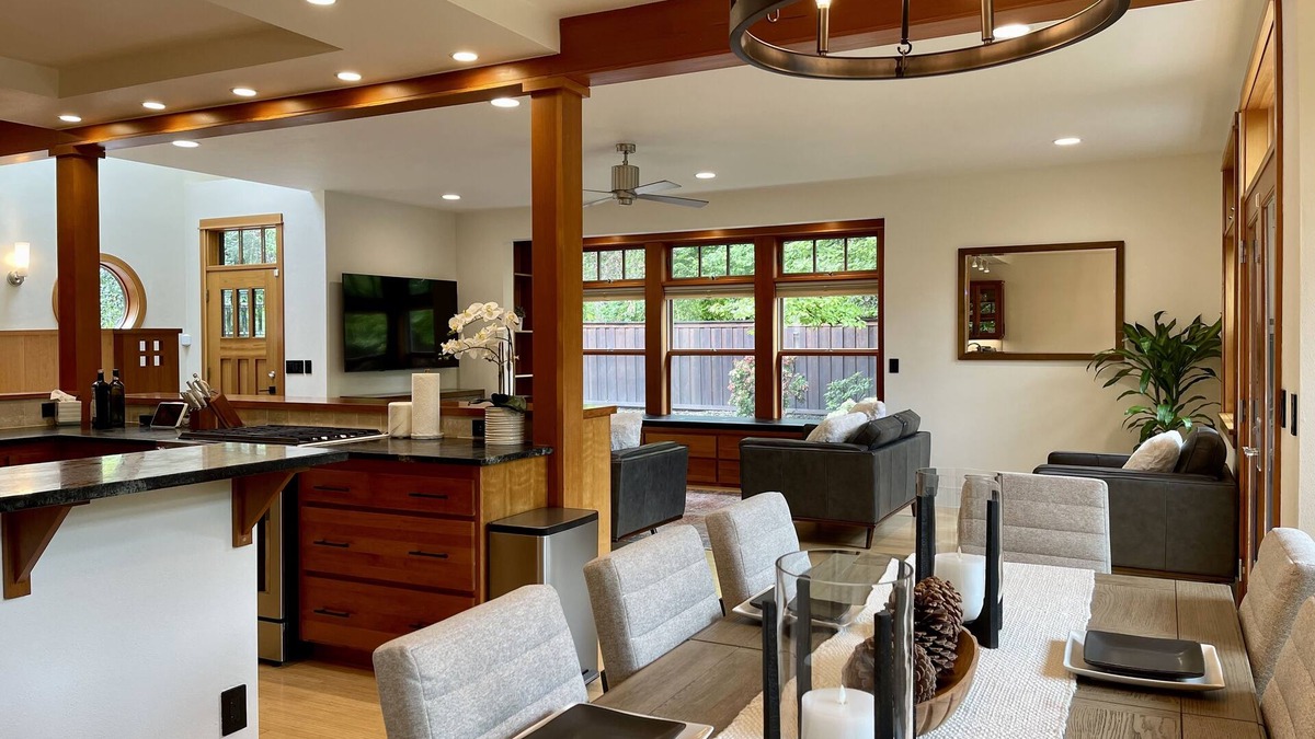 Amazon House | Gorgeous Craftsmen home blocks from University of Oregon Campus