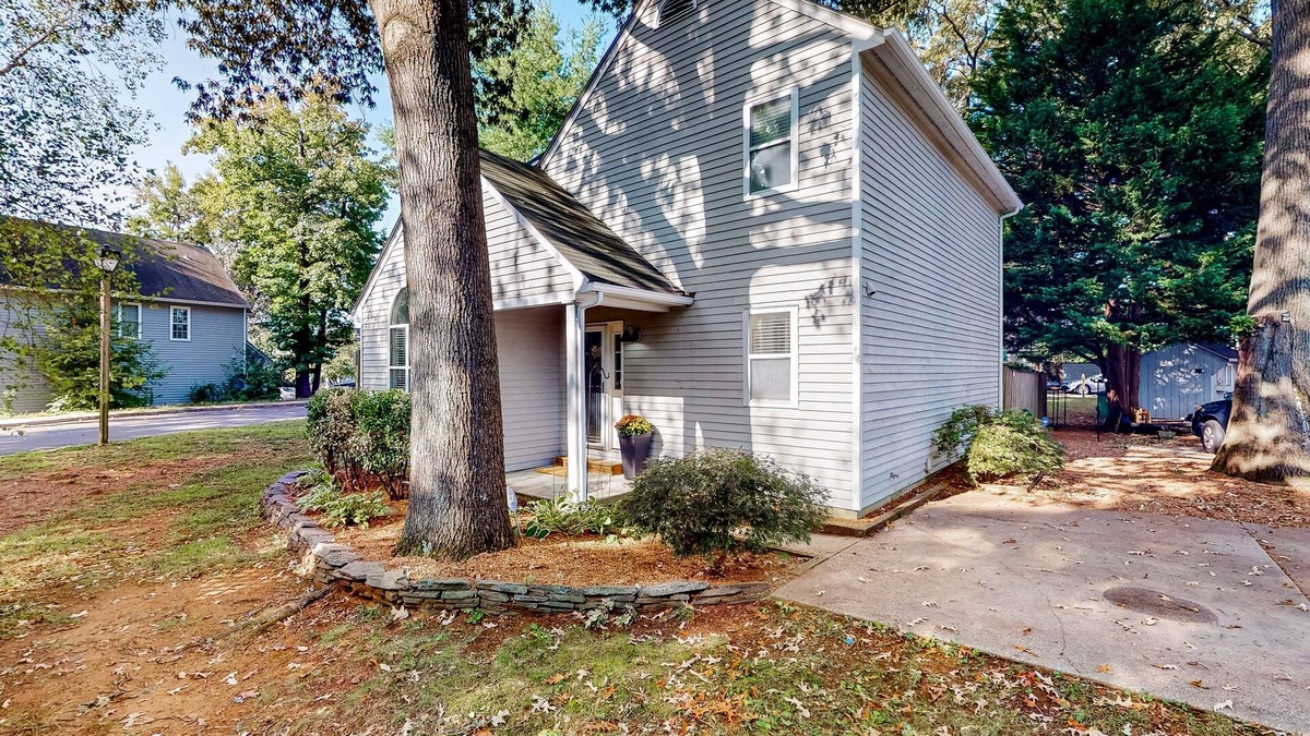 Annapolis House | Gorgeous dog-friendly retreat w/fireplace, patio, & firepit
