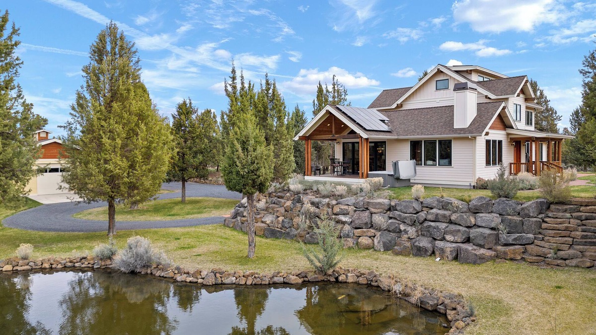 Bend House | Gorgeous Family Retreat, Hot Tub, A/C, Views, Ponds, Wiildlife