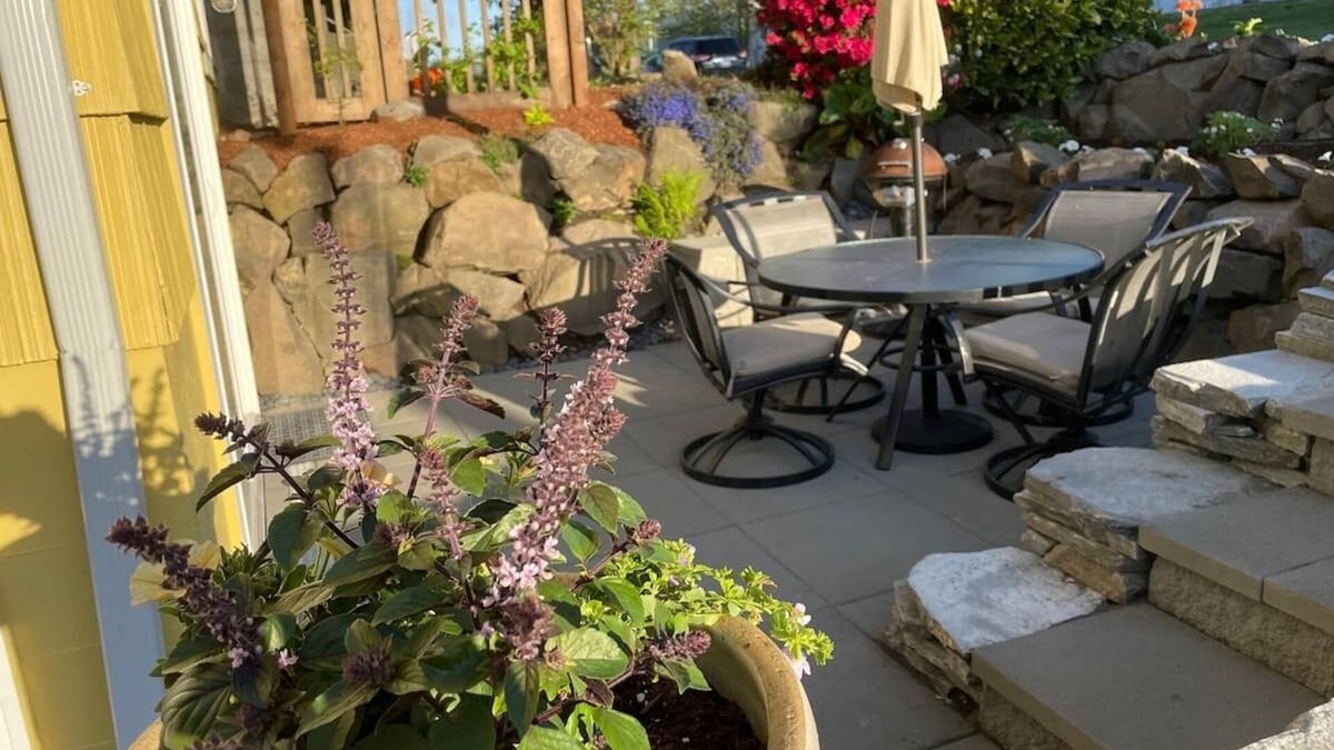 South Seattle Apartment | Gorgeous Garden Getaway, Near Cafes, Parks