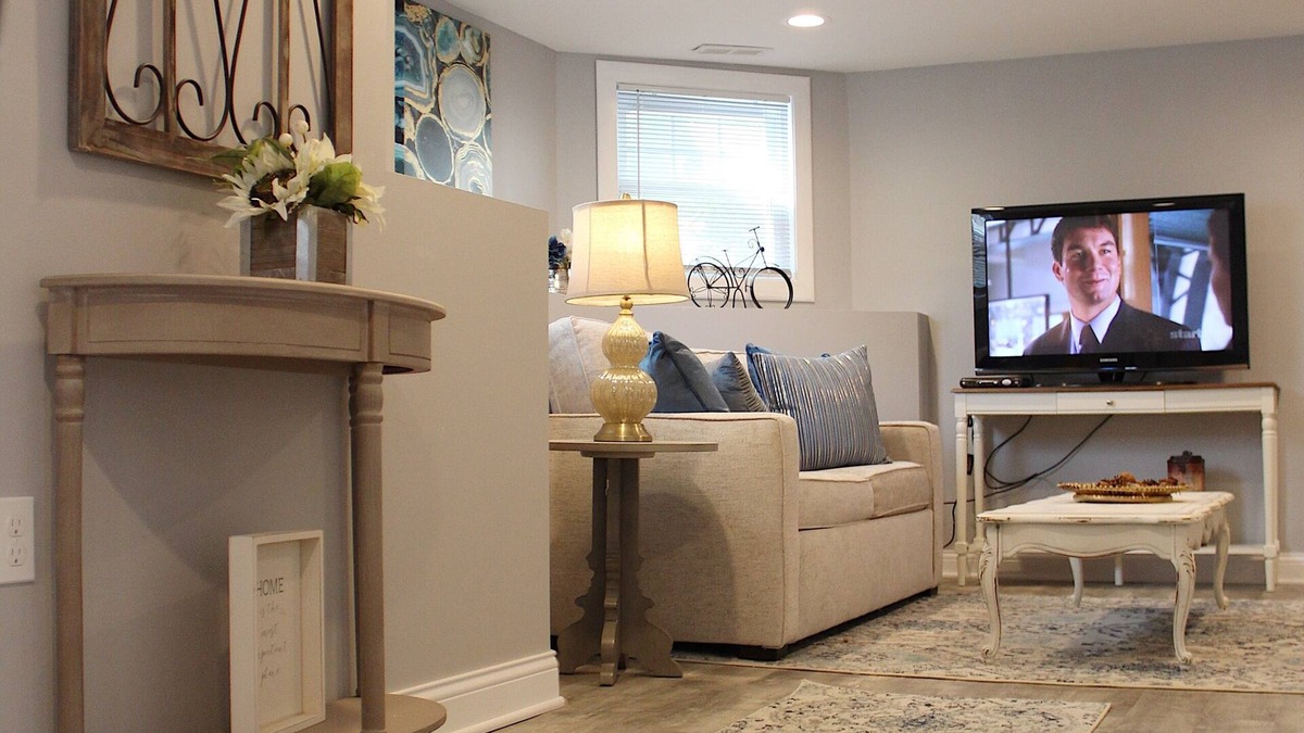 Mayfair Apartment | Gorgeous Garden unit located in wonderful North Chicago neighborhood!