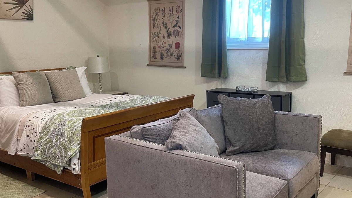 Van Nuys Apartment | Gorgeous Green Guesthouse