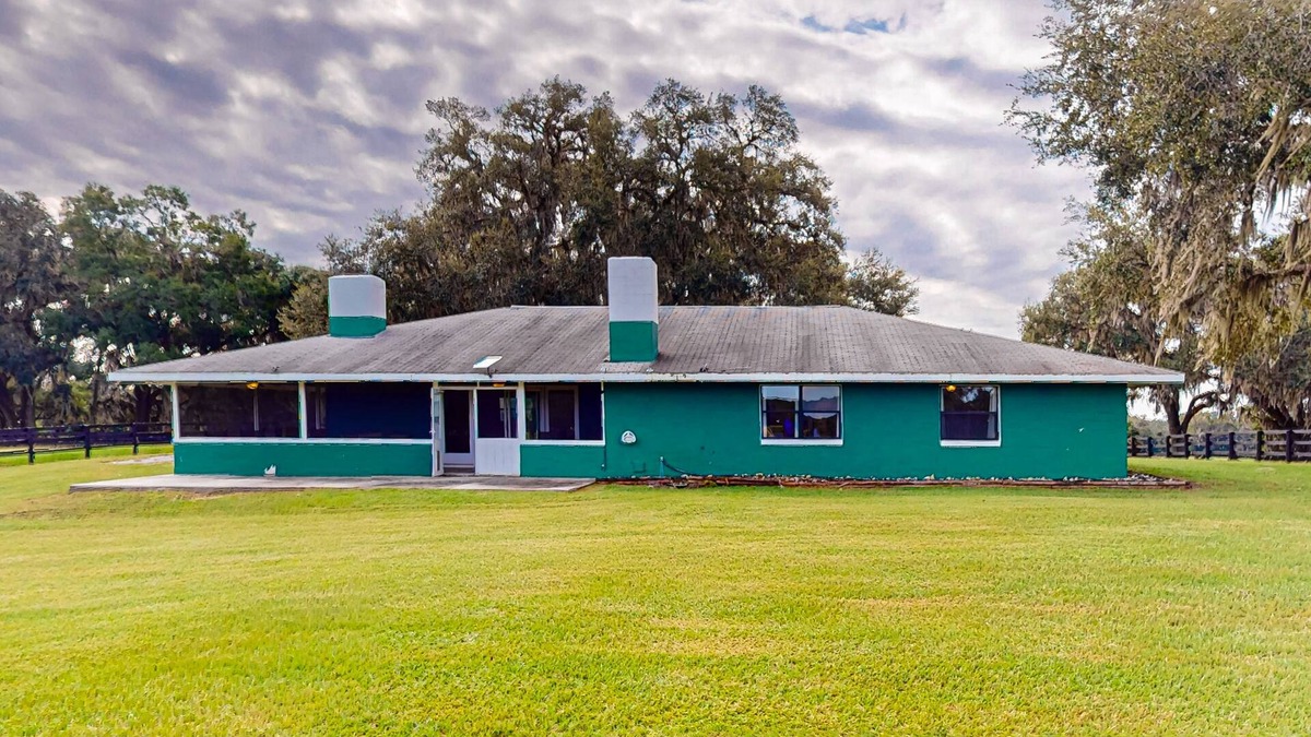 Micanopy House | Gorgeous guesthouse with full kitchen, central AC and lakeview