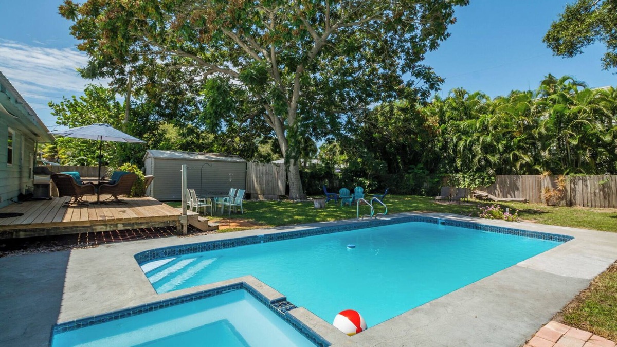 Park East House | Gorgeous Heated Pool and Spa by Downtown & Beaches
