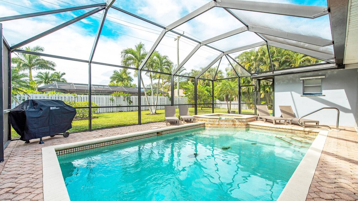 Palm River Estates House | Gorgeous Heated Pool and Hot Tub Home!