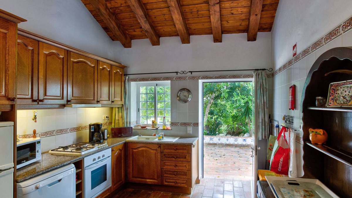 Barracao House | Gorgeous Holiday Home With Swimming Pool