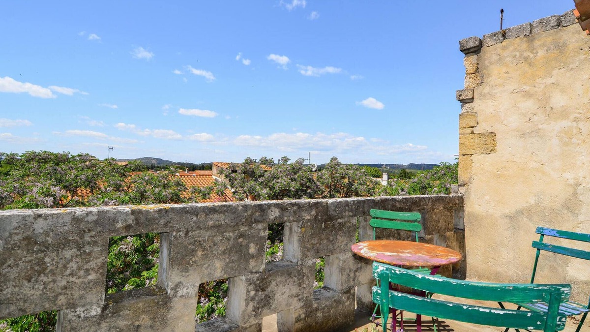 Aramon House | Gorgeous home in Aramon with kitchen