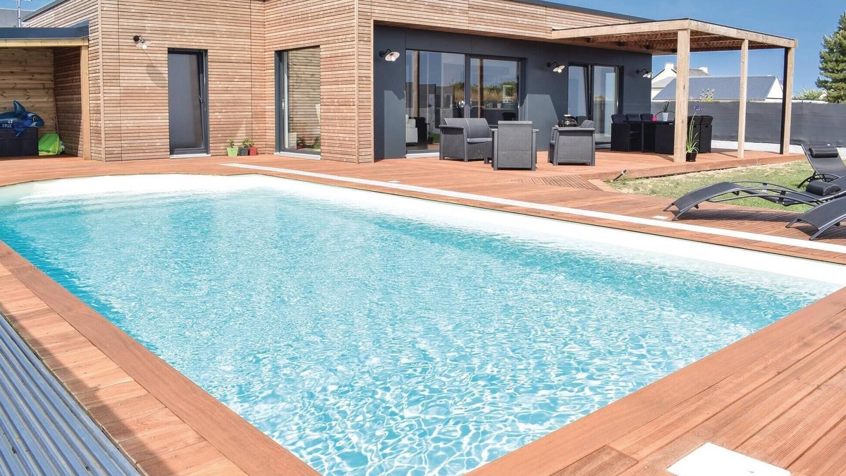 Creances House | Gorgeous home in Créances with WiFi