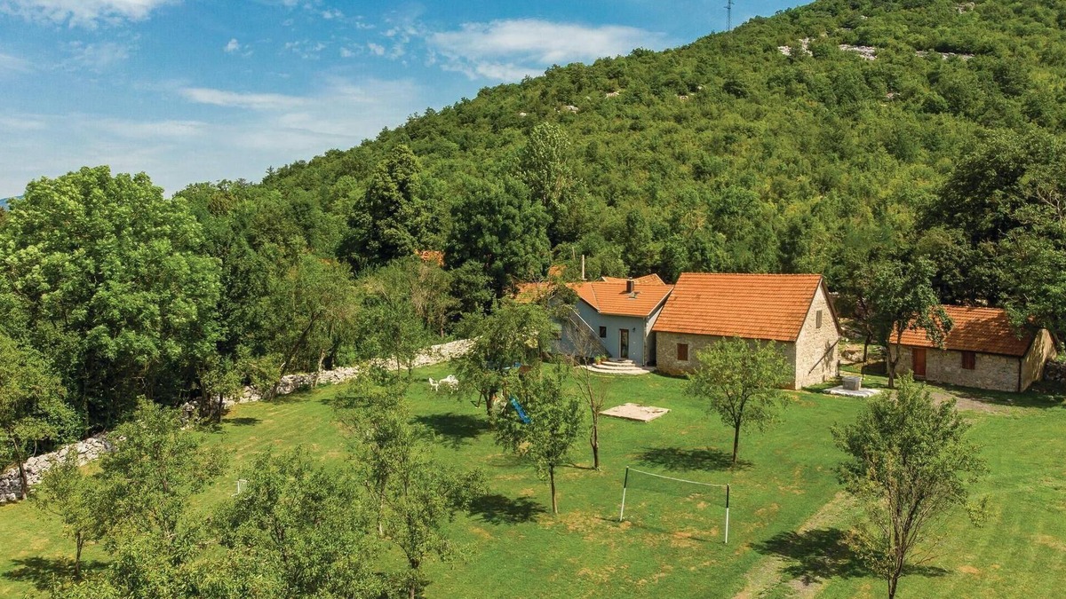 Municipality of Gracac House | Gorgeous home in Gracac with kitchen