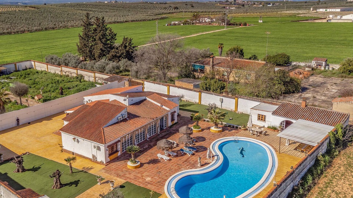 Puente Genil House | Gorgeous home in Puente Genil with WiFi