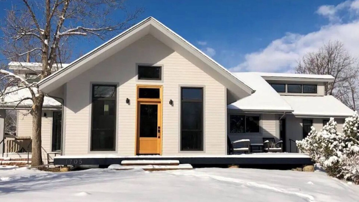 North Boulder House | Gorgeous home in the peaceful Wonderland lake neighborhood